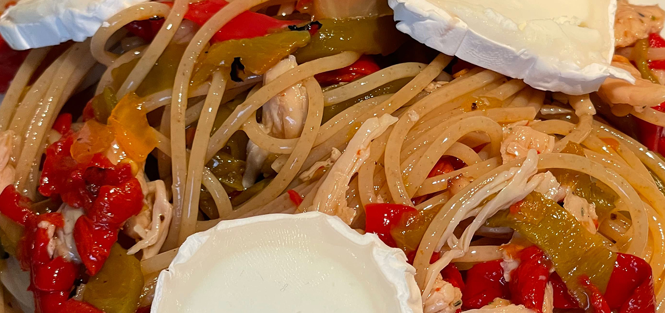 Espaguetis con pollo y pimientos del piquillo