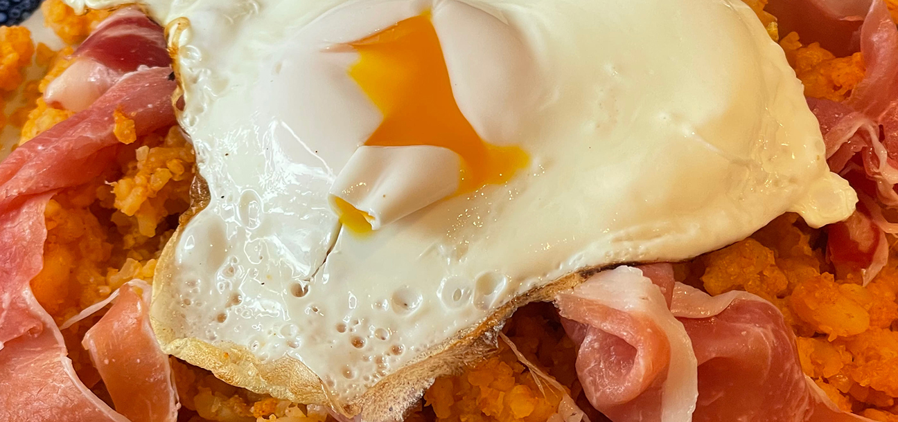 Trampantojo de migas con huevo y jamón